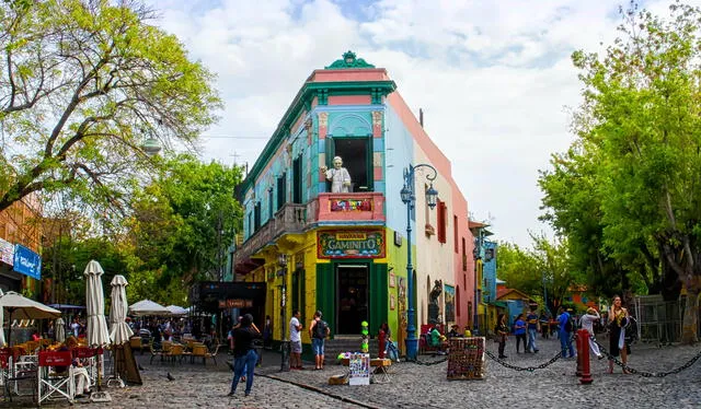 El barrio obrero de La Boca es famoso por su equipo de fútbol, ​​Boca Juniors, que juega como local en el legendario estadio La Bombonera. Los turistas toman fotografías de las coloridas casas de El Caminito, una instalación de arte al aire libre que representa las tradicionales chozas de los trabajadores portuarios genoveses que inmigraron a la ciudad a fines del siglo XIX. Foto: SamyStClair   