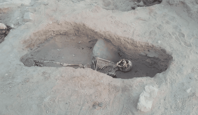  Uno de los restos de los sacrificios humanos hallados en Huanchaco. Foto: Ozono Tv.<br><br>    