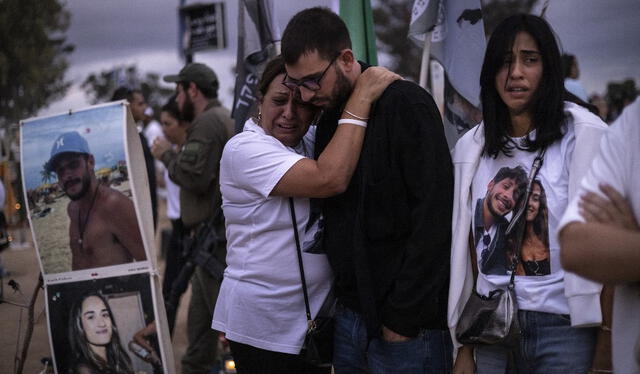 Familiares de las víctimas de la masacre en el festival de música de Reim del 7 de octubre. Foto: AFP   