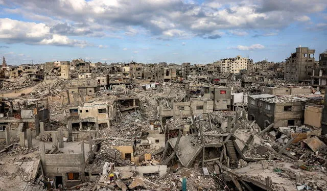 Edificios destruidos en Jan Yunis, en el sur de la Franja de Gaza, a un año del 7 de octubre de 2023 y en el primer aniversario de la guerra en curso en el territorio palestino entre Israel y Hamás. Foto: AFP   