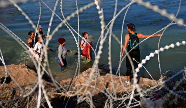 Inmigrantes venezolanos cruzando el río para Estados Unidos. Foto: BBC   