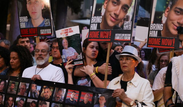 Familiares y simpatizantes de los rehenes israelíes tomados por militantes palestinos en el atentado del 7 de octubre de Hamás y retenidos en Gaza, sostienen imágenes de sus seres queridos durante una protesta en la que piden su liberación. Foto: AFP   