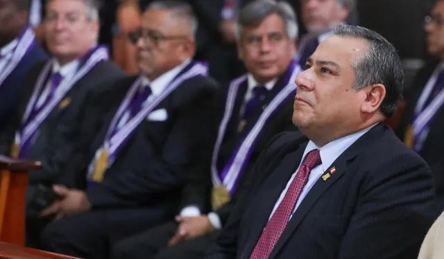 El primer ministro, Gustavo Adrianzén, en la iglesia Las Nazarenas. Foto: PCM   