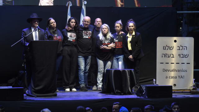 En el estrado también se presentaron familiares de secuestrados argentinos. Aún quedan 7 rehenes argentinos en Gaza. Foto: Gustavo Gavotti   