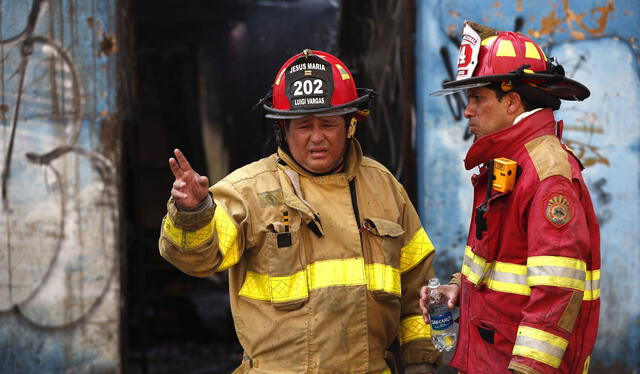 Bomberos controlan siniestro con materiales peligrosos en SJL