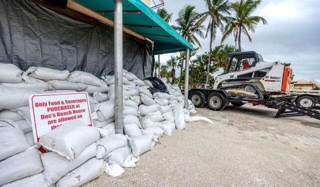 Punto de abastecimiento de sacos de arena para las casas en Florida. Foto: Agencia EFE 