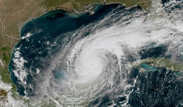  El huracán Milton continúa su marcha hacia Florida, y los aeropuertos cerrados y vuelos cancelados ya están creando caos para los viajeros. Foto: AP News   