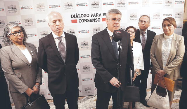 De izquierda a derecha: Consejeros María Zavala, Aldo Vásquez, Antonio de la Haza, Imelda Tumialán e Inés Tello. Entre las últimas dos aparece el abogado Samuel Abad. De izquierda a derecha: Consejeros María Zavala, Aldo Vásquez, Antonio de la Haza, Imelda Tumialán e Inés Tello. Entre las últimas dos aparece el abogado Samuel Abad.