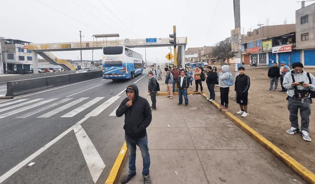 Personas esperan abordar buses durante paro de transportistas en Perú