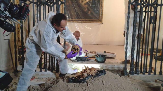 El Dr. Lorente logró en 2003 la exhumación de los restos de Cristóbal Colón y su hijo Hernando, que se encuentran bajo la custodia de la Catedral de Sevilla. Foto: RTVE   