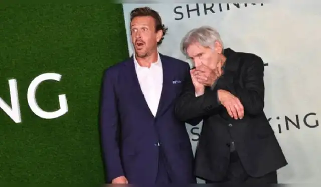  Harrison Ford bromea con Jason Segel, director de la serie Shrinking . Foto: AFP    