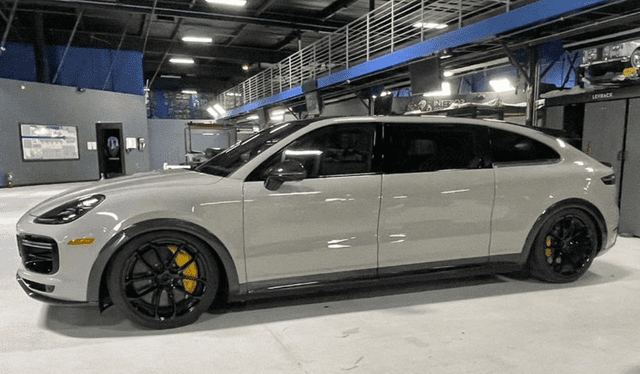 El SUV deportivo transformado a minivan. Foto: Captura IG. El SUV deportivo transformado a minivan. Foto: Captura IG.
