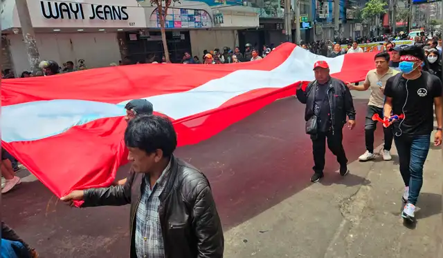 Una bandera gigante se hizo presente en Gamarra. Foto: Rosario Rojas - LR   