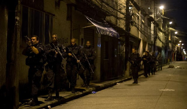  El curso táctico que deben superar el BOPE, uno de los más exigentes a nivel mundial, que incluye combate urbano, manejo de armas y tácticas psicológicas. Foto: AFP   