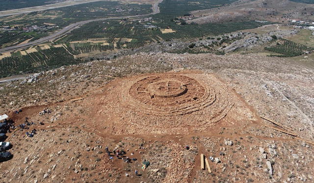  La ministra de Cultura, Lina Mendoni, aseguró que el descubrimiento será preservado, y anunció que se buscará una nueva ubicación para la estación de radar. Foto: Ministerio de Cultura de Grecia   