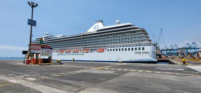 Enorme crucero en el Puerto del Callao.   