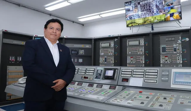 Rolando Páucar Jáuregui, presidente del IPEN, en la sala de control del reactor nuclear de Huarangal. Foto: IPEN   