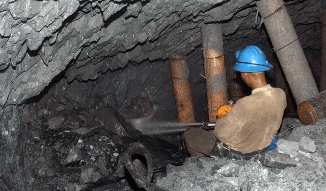 De la mina Mponeng s extraen alrededor de 5,400 toneladas de roca cada dia.Esta necesita extraer solo 10 gramos de oro por tonelada de roca para ser rentable. Foto: Bloomberg   