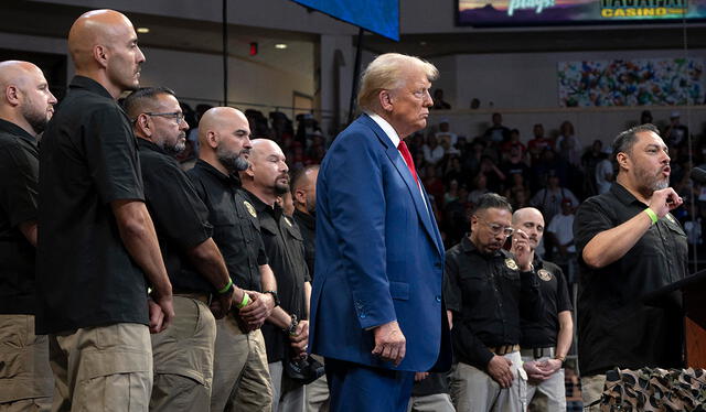 En su mitin en Arizona, Trump criticó a la administración de Biden, centrándose en la vicepresidenta Kamala Harris por la situación de los cruces ilegales en la frontera con México. Foto: AFP   