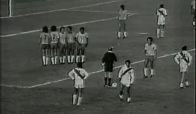  El tiro libre previo al segundo gol de Teófilo Cubillas frente a Brasil en el estadio Mineirao. Foto: Lamula.pe   