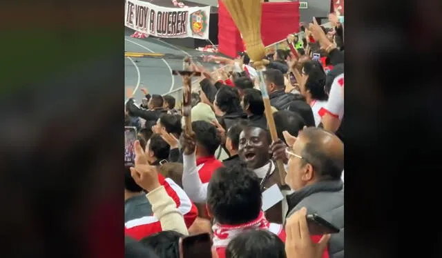 No tenía entrada, pero tras recibir apoyo, alentó a la selección en el Estadio Nacional. Foto: TikTok   