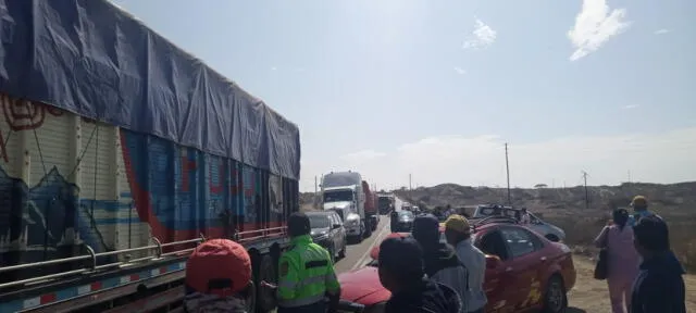  Bloqueo en la Panamericana Norte se prolongó por varias horas. Foto: Almendra Ruesta/LR    