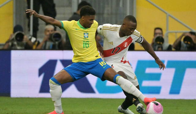  Luis Advíncula fue el capitán de la selección peruana en su partido contra Brasil. Foto: AFP    