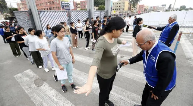  Postulantes asistiendo al examen de admisión. Foto: Andina   