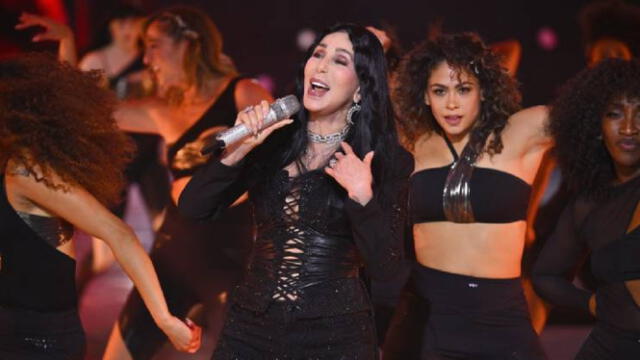 Cher durante el Victoria’s Secret Fashion Show 2024. Foto: AFP   