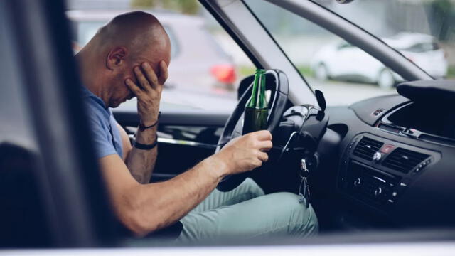 Conducir bajo los efectos del alcohol o drogas (DUI, por sus siglas en inglés) es una infracción grave en Estados Unidos, con consecuencias especialmente severas para los inmigrantes. Foto: Siempre Auto   