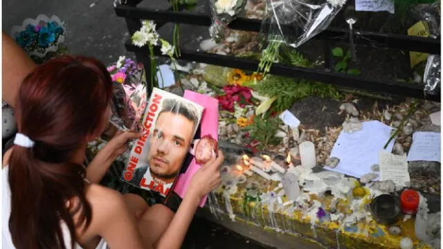  Fans de Liam Payne en el exterior del hotel argentino donde falleció el intérprete. Foto: AFP    