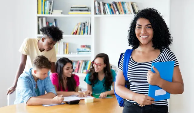 Hay varias becas universitarias disponibles para inmigrantes que pueden contribuir a cubrir los costos y facilitar el acceso a la educación superior. Foto: Saber es Poder   