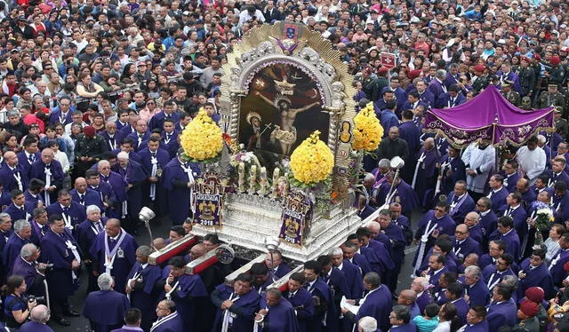  Miles de fieles salen a las calles acompañar la sagrada imagen del Señor de los Milagros. Foto: La República    