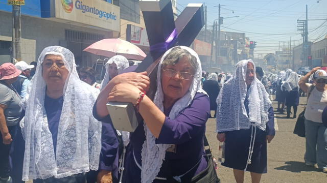  María Cristina Acevedo, ciudadana chilena de 80 años cargando la cruz de 30 kilos del Señor de los Milagros. Foto: Liz Ferrer Rivera/La República   