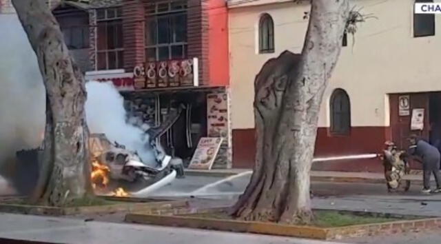 Bomberos atendiendo la emergencia. Foto: Canal N   