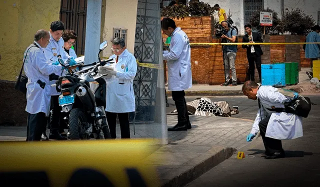 Los agentes llegaron a Barrios Altos para investigar el crimen. Foto: Cristina Gálvez - LR   