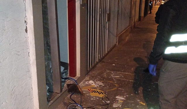 Delincuentes detonaron explosivo en Caja Huancayo. Fuente: PNP.    