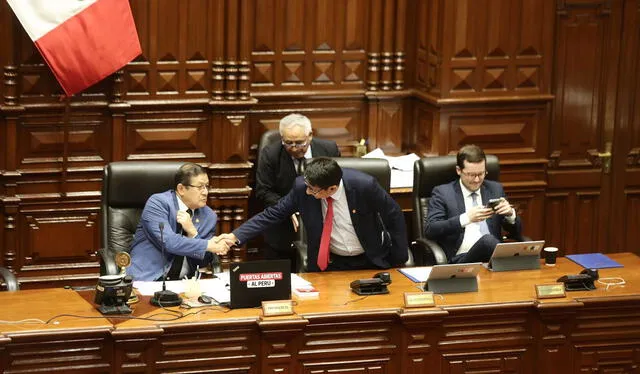  El presidente del Congreso, Eduardo Salhuana, y el segundo vicepresidente Waldemar Cerrón estrechan la mano. Al lado está el tercer vicepresidente Alejandro Cavero. Foto: John Reyes / LR 