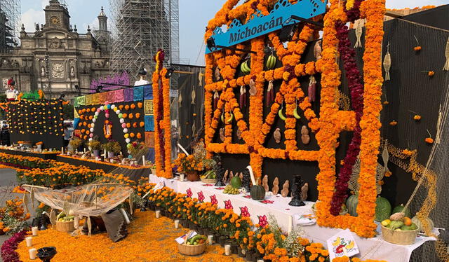 Todos los años, el Zócalo alberga la Ofrenda Monumental por el Día de Muertos. Foto: Mundukos   