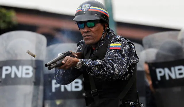 Fuerzas militares en Venezuela se enfrenta a la población. Foto: CNN   