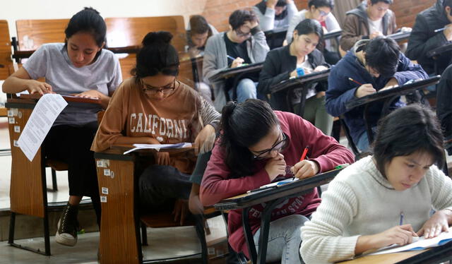  Miles de postulantes compiten para obtener una vacante en la Decana de América. Foto: UNMSM   