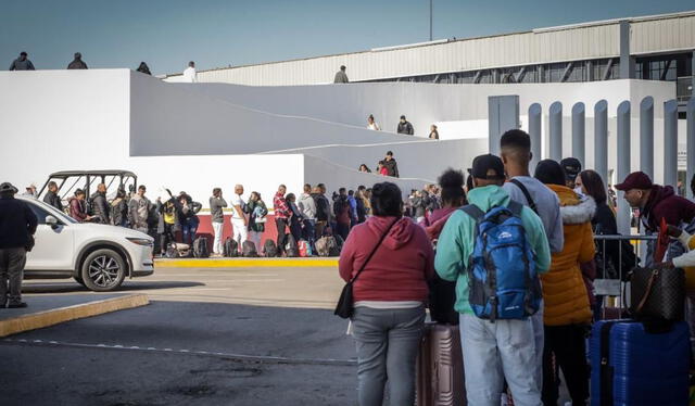 Inmigrantes cruzando la frontera hacia Estados Unidos. Foto: Mundo Deportivo   