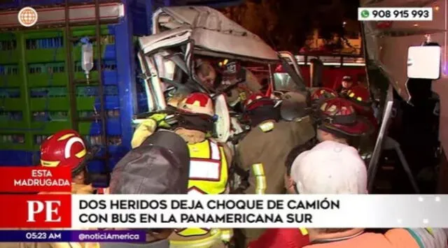 Bomberos rescatan a copiloto atrapado en la cabina del camión. Foto: América Noticias.    