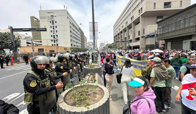 Transportistas y comerciantes cerca al Congreso en Av. Abancay