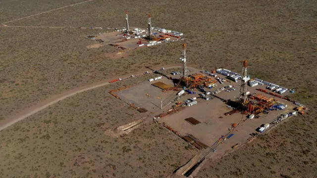 Busca convertir a Argentina en un exportador neto de petróleo y gas natural. Foto: BBC   