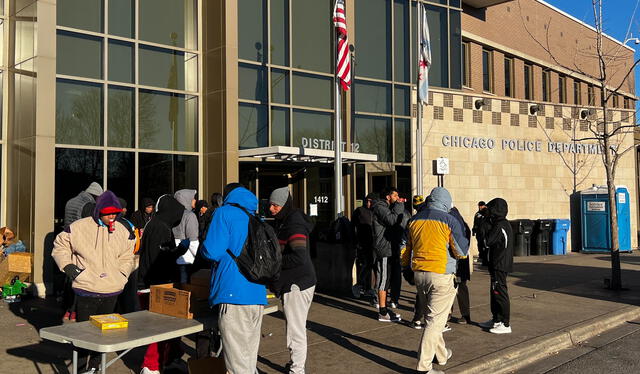 Chicago ha experimentado un cambio significativo en su enfoque hacia los inmigrantes, tras el descenso en la llegada de nuevos solicitantes de asilo. Foto: Hola News   