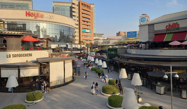 Las tiendas y comercios ubicados dentro de malls y centros comerciales no atenderán este domingo 27. Foto: La Tercera   