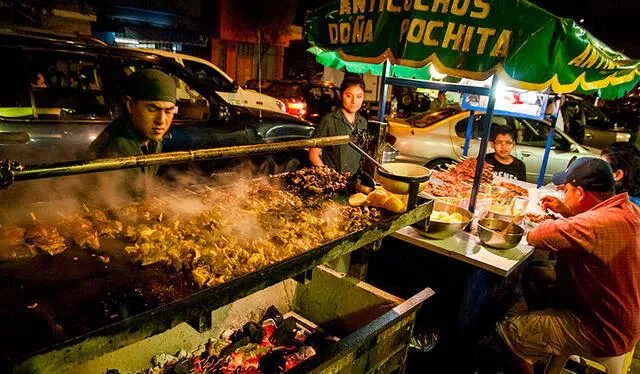 Las carretillas donde se venden los anticuchos. Foto: Saboreando en Perú   