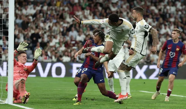  En su último enfrentamiento en La Liga, Real Madrid ganó por 3 a 2 al Barcelona en el Santiago Bernabéu. Foto: AFP    