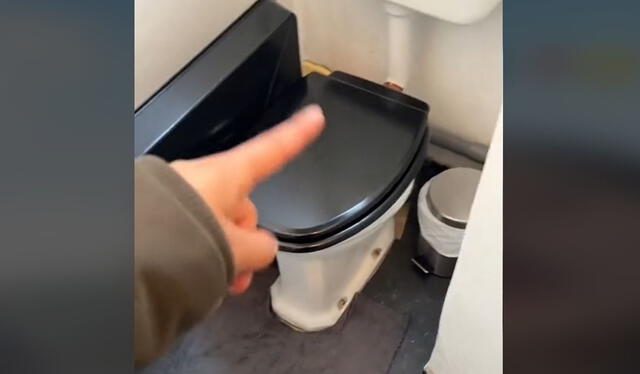 Baño está fuera de la habitación y cuenta con recipiente para recolectar el agua tras una ducha. Foto: @brighitteva/ TikTok    